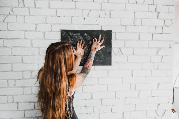 Vista Posterior Joven Mujer Pelo Rojo Vestido Negro Sosteniendo Pizarra — Foto de Stock