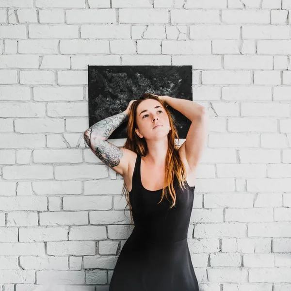 Retrato Mujer Pelo Rojo Joven Con Tatuaje Vestido Negro Con — Foto de Stock