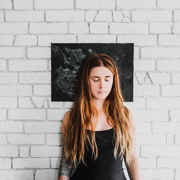 Retrato Mujer Pelo Rojo Joven Ojos Cerrados Vestido Negro Con — Foto de Stock