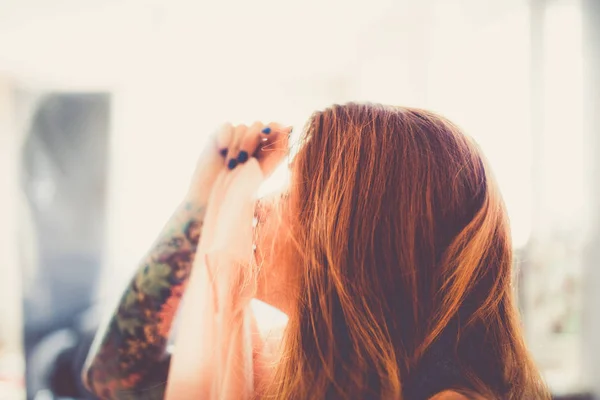 Портрет Молодої Моди Жінки Рудим Волоссям Татуюванням Руці Розмитого Фону — стокове фото