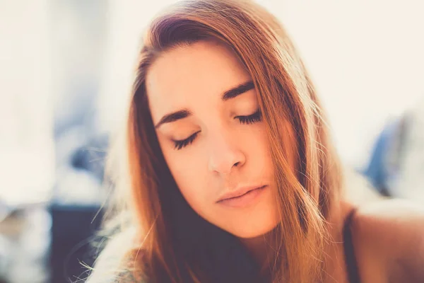 Retrato Mujer Joven Con Pelo Rojo Los Ojos Cerrados Sobre — Foto de Stock