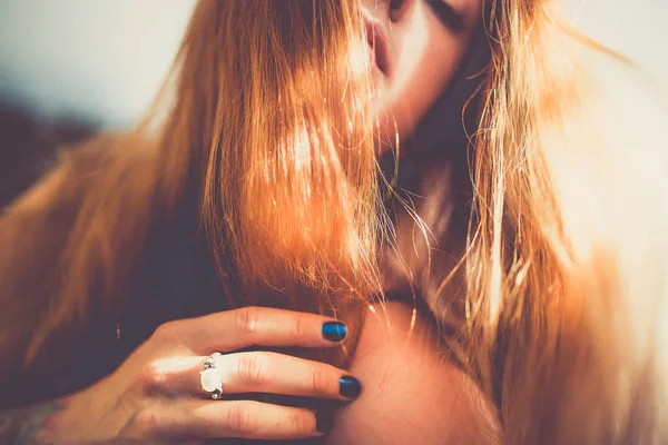 Retrato Mujer Moda Joven Con Pelo Rojo Sobre Fondo Borroso — Foto de Stock