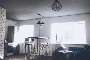 loft tarzı oda, ev dekorasyonu ile gündüz güneş ışıklarından görünümünü. 