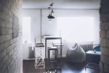 loft tarzı oda, ev dekorasyonu ile gündüz güneş ışıklarından görünümünü. 