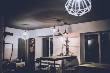 loft tarzı oda, ev dekorasyonu ile modern lambalar ışıklar gece zaman görünümünü. 