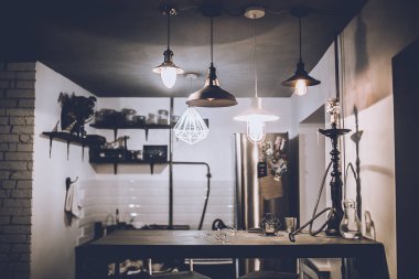 loft tarzı oda, ev dekorasyonu ile modern lambalar ışıklar gece zaman görünümünü. 