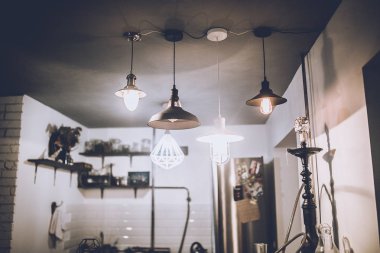 loft tarzı oda, ev dekorasyonu ile modern lambalar ışıklar gece zaman görünümünü. 