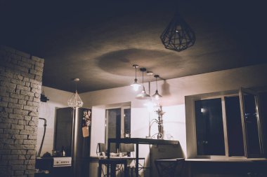 loft tarzı oda, ev dekorasyonu ile modern lambalar ışıklar gece zaman görünümünü. 