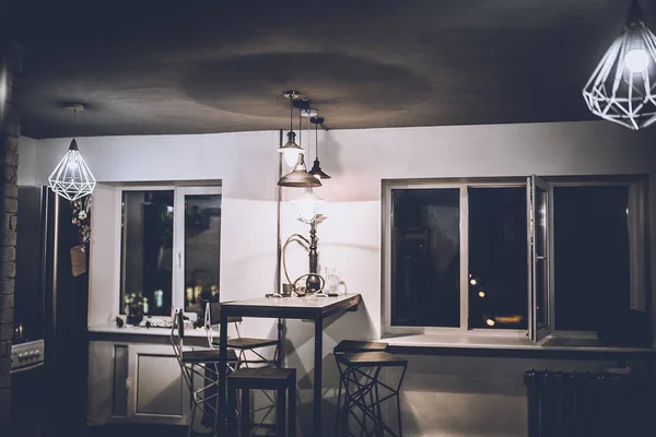Loft Tarzı Oda Dekorasyonu Ile Modern Lambalar Işıklar Gece Zaman — Stok fotoğraf