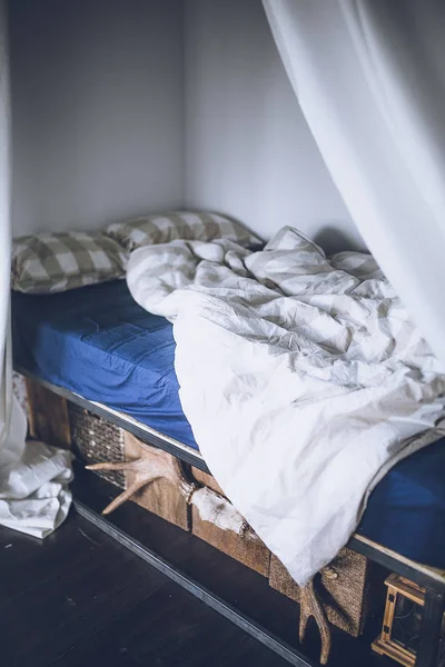 Вид Голубую Кровать Белыми Шторами Спальне Стиле Лофт — стоковое фото