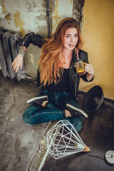 Портрет Молодой Модной Женщины Рыжими Волосами Татуировкой Черной Одежде Сидящей — стоковое фото