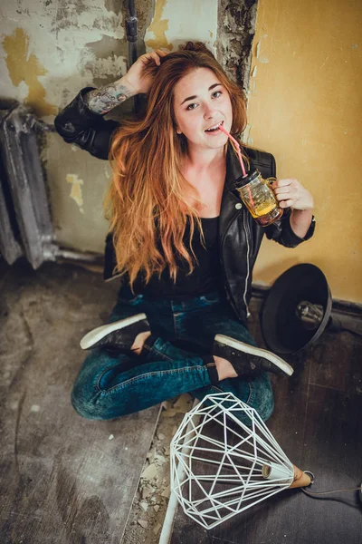 Portret Van Jonge Mode Vrouw Met Rood Haar Tattoo Zwarte — Stockfoto