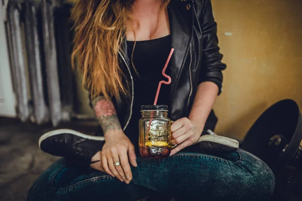 Primer Plano Mujer Moda Con Pelo Rojo Tatuaje Chaqueta Cuero — Foto de Stock