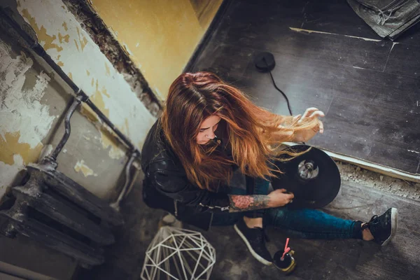 Porträt Einer Jungen Modefrau Mit Roten Haaren Und Tätowierung Schwarzer — Stockfoto