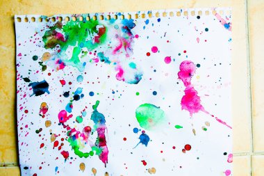 Beyaz Kağıt arka plan üzerinde renkli suluboya noktalar Close-Up