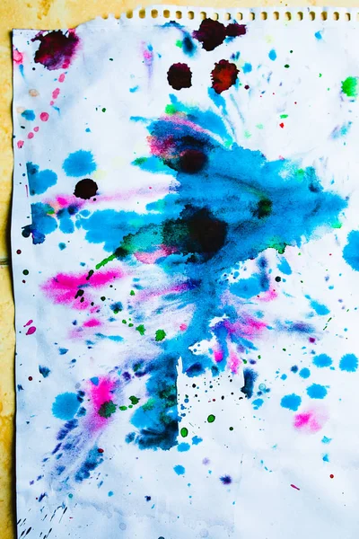 Beyaz Kağıt Arka Plan Üzerinde Renkli Sulu Boya Lekeleri Close — Stok fotoğraf