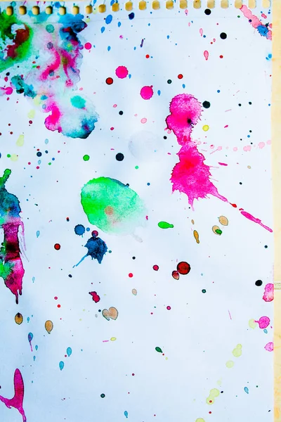 Beyaz Kağıt Arka Plan Üzerinde Renkli Suluboya Noktalar Close — Stok fotoğraf