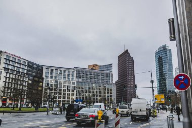 Berlin, Deutschland - 1 Mart 2015: Görünümü Berlin şehir merkezi ile modern binalar, bulutlu, yağmurlu gün