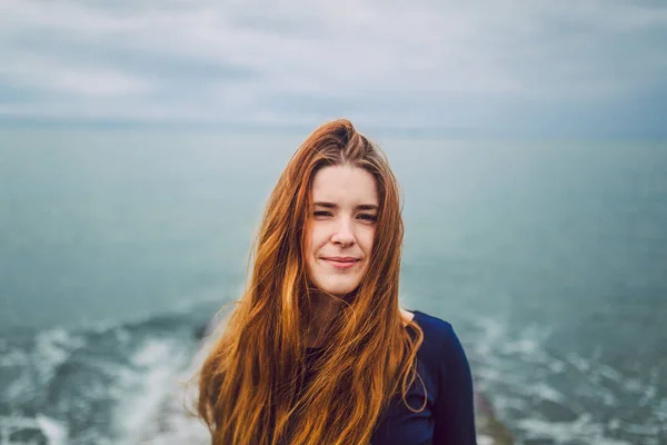 Retrato Expresión Mujer Pelo Rojo Vestido Azul Orilla Del Mar — Foto de Stock