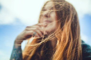mutlu Kızıl saçlı kadın dövme açık ile bulanık fotoğraf