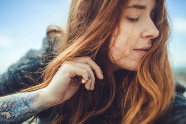 şirin Kızıl saçlı kadın mavi gökyüzü açık dövme ile yakın çekim