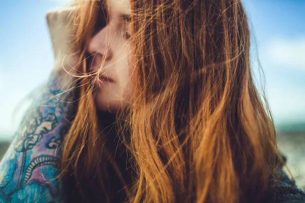 Primo Piano Cute Donna Capelli Rossi Con Tatuaggio Cielo Blu — Foto Stock