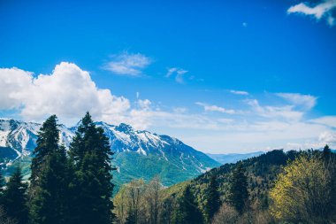 dağların eteklerinde güzel manzara bulutlu mavi gökyüzü arka plan üzerinde kar ile kaplı. Ekolojik turizm kavramı 