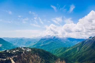 güzel manzara dağlarındaki karla, bulutlu mavi gökyüzü kaplı. Ekolojik turizm kavramı