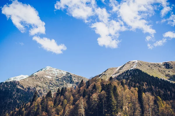 Bela Paisagem Das Encostas Das Montanhas Cobertas Neve Sobre Fundo — Fotografia de Stock