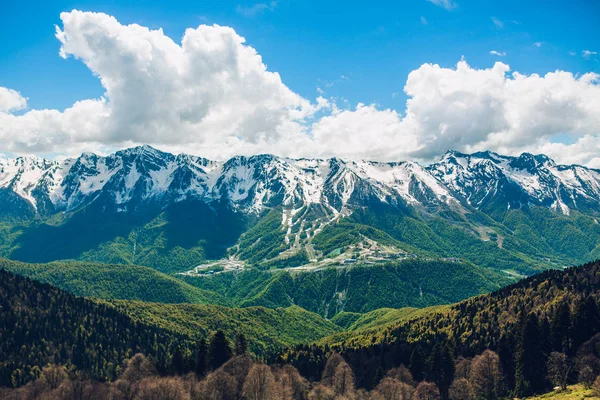 Dağların Eteklerinde Güzel Manzara Bulutlu Mavi Gökyüzü Arka Plan Üzerinde — Stok fotoğraf