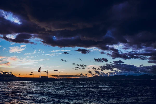 Photo Beau Paysage Marin Avec Mer Sombre Nuages Pluvieux Dans — Photo