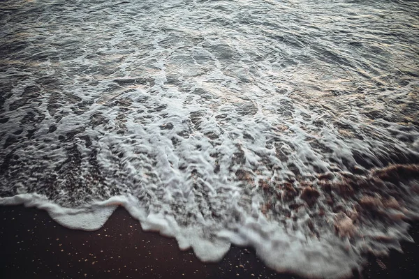 Temiz Deniz Dalgalarının Kumlu Beach Gece Zaman Köpük Ile Yakın — Stok fotoğraf