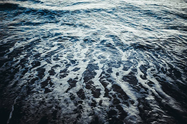 Temiz Deniz Dalgalarının Kumlu Beach Gece Zaman Köpük Ile Yakın — Stok fotoğraf