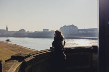 Balkonda güzel tarihi Dresden şehir nehir Elbe ile günbatımı anda Almanya'da arıyorum genç kadın 