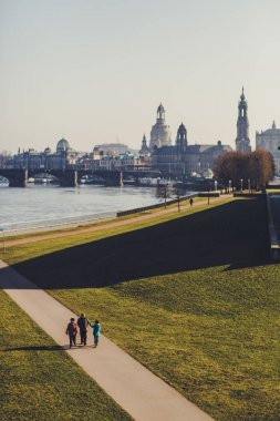 güzel tarihi Dresden şehir güneşli anda Almanya