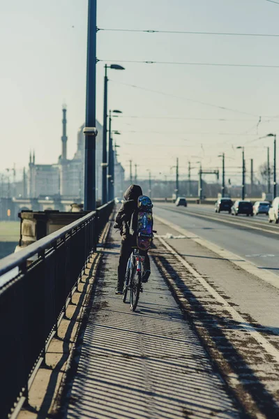 Ung Sportig Man Rida Cykel Gatan Vackra Historiska Dresden City — Stockfoto