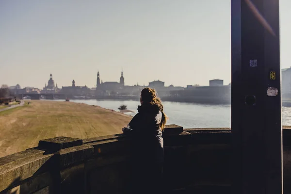 Młoda Kobieta Balkonie Patrząc Piękne Historyczne Miasto Drezno Łaby Zachód — Zdjęcie stockowe