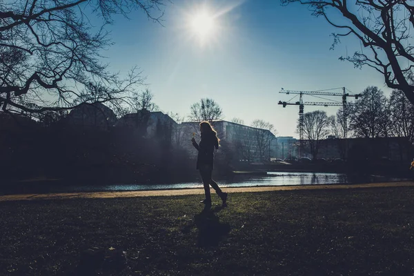 Kvinna Promenader Höst Park Med Blå Himmel Bakgrund — Stockfoto