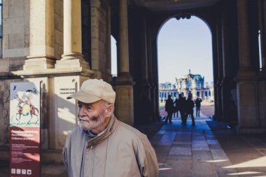 Komuta sizde Almanya'da günbatımı zaman güzel tarihi Dresden şehir caddede yürümek