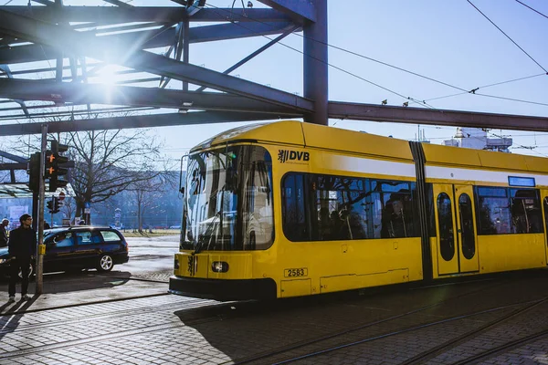 Желтый Поезд Людьми Улице Исторического Города Дрезден Солнечное Время Германии — стоковое фото