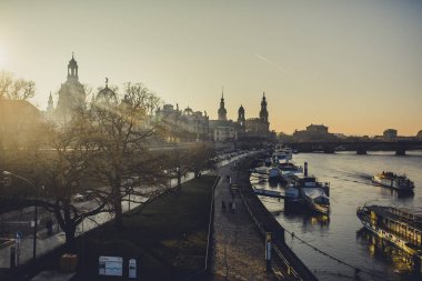 Nehir Elbe Vadisi günbatımı anda Almanya'da yer alan güzel tarihi Dresden şehir