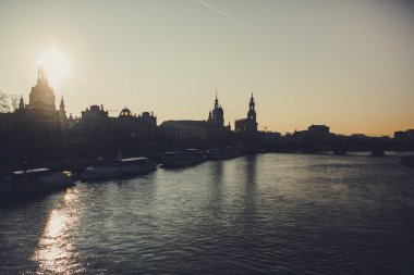 güzel gün batımı zaman sakin Nehri ile eski şehir silüeti 