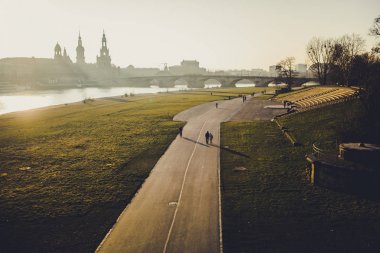 güzel yol ve günbatımı zaman sakin Nehri ile tarihi kent silüeti 