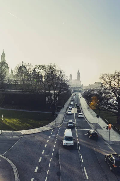 Foto Gamla Staden Med Road Och Bilar Solnedgång — Stockfoto