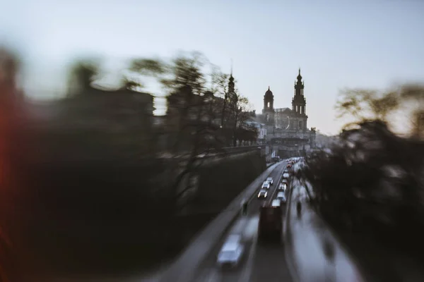 Suddig Bild Gamla Staden Med Road Och Bilar Solnedgång — Stockfoto