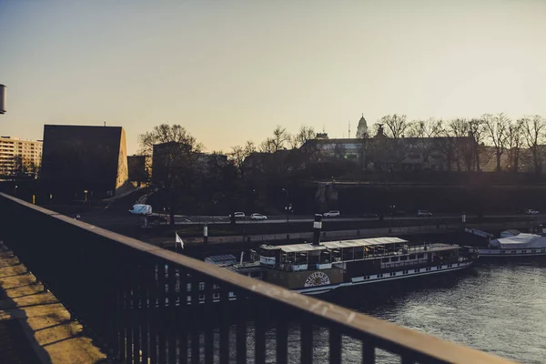 Vacker Siluett Gamla Staden Med Lugn Flod Solnedgång — Stockfoto