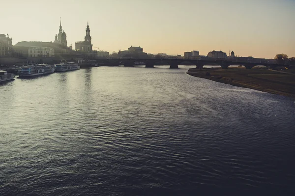 Eski Şehir Silueti Günbatımı Zaman Sakin Nehri Ile Güzel Manzara — Stok fotoğraf