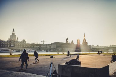 güzel tarihi kent merkezi ile Almanya'da günbatımı zaman sportif erkek