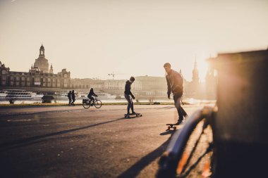 tarihsel Dresden şehir merkezi Almanya'da günbatımı zaman sportif erkek ile