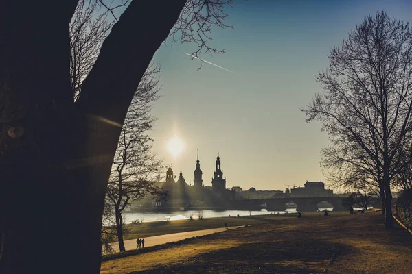 历史城市的春天公园与平静的河在日落时间 — 图库照片